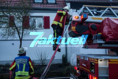 Dachstuhlbrand an der alten Kelter in Löchgau - Feuerwehr im Einsatz