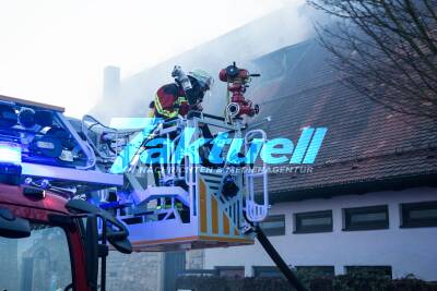 Dachstuhlbrand an der alten Kelter in Löchgau - Feuerwehr im Einsatz