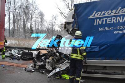 Tödlicher Unfall auf A8 bei Pforzheim: Sprinter fährt bei Stauende auf LKW auf - Vollsperrung