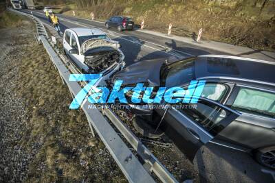 Schwerer Verkehrsunfall mit 4 Fahrzeugen fordert Vollsperrung: Vier Verletzte nach Massenkarambolage auf der B14