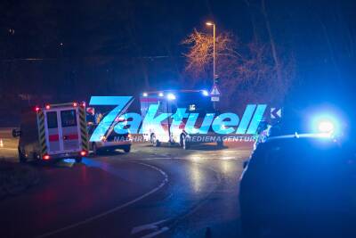 Unfall auf der Karl-Kloß-Str: Toyota-Kleinwagen kommt aufwärts in Kurve nach Links und prallt mit entgegenk. Golf zusammen