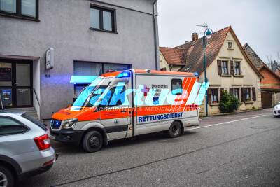 PKW kracht in Hauswand in Östringen: Kind bei schwerem Crash verletzt - Rettungskräfte im Einsatz