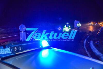 Raser überschlägt sich mit Kastenwagen im Kraichtal: Fahrer wird schwer verletzt - Grosses Trümmerfeld im Kreisverkehr