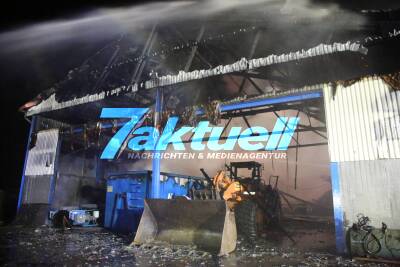 Großbrand auf Recyclinghof - 2000 qm große Lagerhalle in Flammen - Großaufgebot der Feuerwehr vor Ort - Millionenschaden