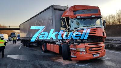 Vollsperrung A81 nach LKW Unfall - 3 LKWs teils schwer beschädigt - mind. 1 Fahrer verletzt