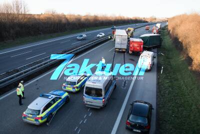 Vollsperrung A81 nach LKW Unfall - 3 LKWs teils schwer beschädigt - mind. 1 Fahrer verletzt