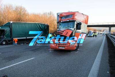 Vollsperrung A81 nach LKW Unfall - 3 LKWs teils schwer beschädigt - mind. 1 Fahrer verletzt