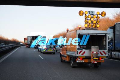 Vollsperrung A81 nach LKW Unfall - 3 LKWs teils schwer beschädigt - mind. 1 Fahrer verletzt