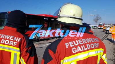 Auto gegen Bus geschleudert - 3 Verletzte und 65.000 Euro Sachschaden