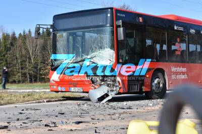 Auto gegen Bus geschleudert - 3 Verletzte und 65.000 Euro Sachschaden