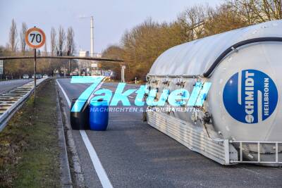 Rums! Silo-Sattelzug kippt um und liegt mitten auf Bundesstraße B36 bei Karlsruhe: Grosseinsatz Feuerwehr - Stundenlange Bergung