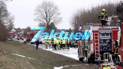 Tödlicher Horrorunfall auf der B312: Fahrzeuge brennen nach Frontalzusammenstoß komplett aus - Ein Toter und mehrere Verletzte, darunter auch Kinder.