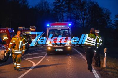 Tödlicher Crash mit Audi auf der Landstraße: Mehrfach überschlagen und in Bach gelandet - Fahrer tot, Beifahrer schwer verletzt