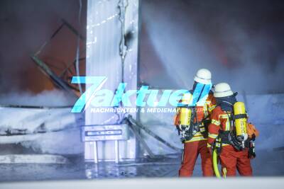 Großbrand zerstört Lagerhalle von Batteriehersteller: Feuerwehr löscht im Großeinsatz Flammenmeer