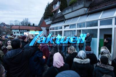 Mahnwache nach Brandanschlag auf Moschee: Unbekannte Täter stecken Räumlichkeiten der Islamischen Gemeinschaft mit Molotowcocktails in Brand