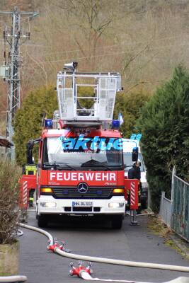 Kleinkind macht sich am Herd zu schaffen - Dachstuhl in Flammen - Gebäude unbewohnbar