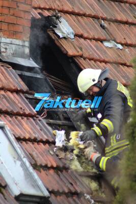 Kleinkind macht sich am Herd zu schaffen - Dachstuhl in Flammen - Gebäude unbewohnbar