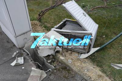 Unfall in Stuttgart-Rot, PKW kollidieren bei Wendeversuch und 92-Jähriger Smartfahrer rast in Vorgarten
