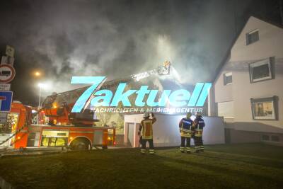 Grill steckt Wohnhaus komplett in Brand - Flammen schlagen aus Fenstern und Dach