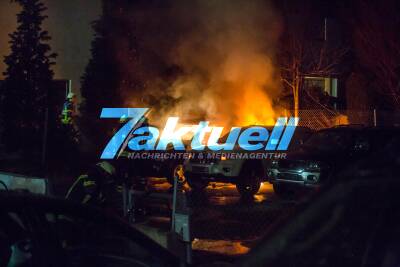 Vermutlich Brandstifter unterwegs: Mehrere Autos brennen auf Hof von Autohändler in Korb