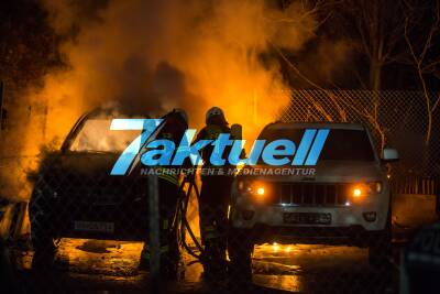 Vermutlich Brandstifter unterwegs: Mehrere Autos brennen auf Hof von Autohändler in Korb