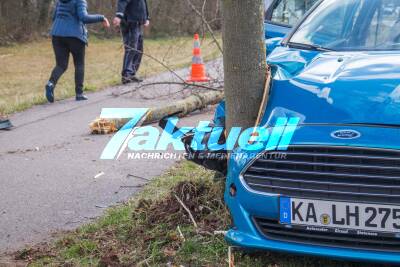 Schwerer Unfall in Karlsruhe: PKW kracht gegen zwei Bäume - Fahrer verletzt