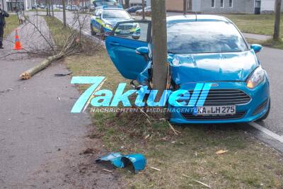 Schwerer Unfall in Karlsruhe: PKW kracht gegen zwei Bäume - Fahrer verletzt
