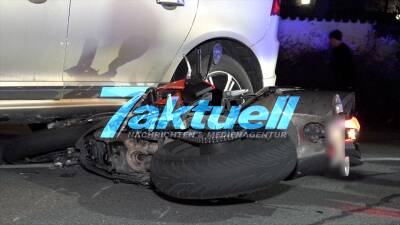 PKW nimmt Motorradfahrer die Vorfahrt und kracht zusammen - Motorrad schlägt unter anderem Auto ein