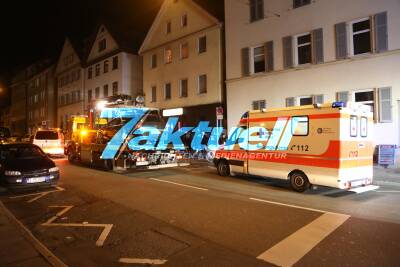 Abschlepper schiebt Mehrere Autos aufeinander und verletzt dabei mehrere Personen in der Katherinenstasse