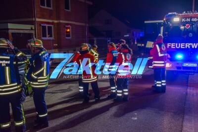 Feuerwehr rettet 10 Bewohner: Wohnungsbrand in Karlsdorf - Nächtlicher Grosseinsatz Feuerwehr und Rettungsdienst