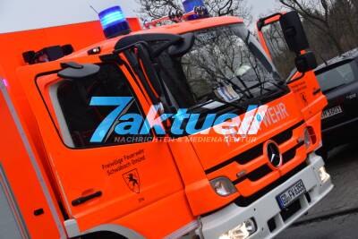Gefahrgutzug der Feuerwehr und Kampfmittelräumdienst der Polizei in der Neißestraße in Bettringen im Einsatz da unklare Substanz im Briefkasten vorgefunden