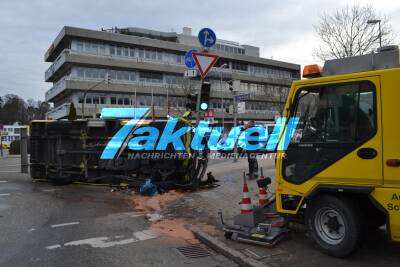 Rettungswagen kracht gegen Ampel und kippt mit Patientin um