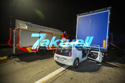 VW Up kracht ungebremst in Sattelzug: Auto verkeilt sich und wird dutzende Meter mitgezogen - Junge Insassen schwer verletzt