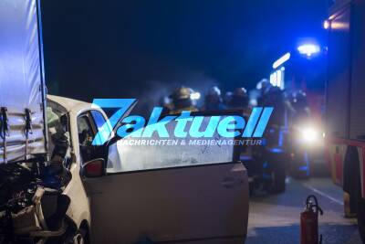 VW Up kracht ungebremst in Sattelzug: Auto verkeilt sich und wird dutzende Meter mitgezogen - Junge Insassen schwer verletzt