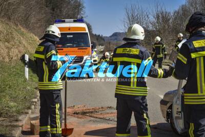 Schwerer Verkehrsunfall - PKW von der Fahrbahn abgekommen und auf die Seite gestürzt