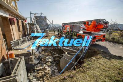 Gerüst stürzt bei Bauarbeiten an Rohbau ein - Zwei Arbeiter schwer verletzt - Rettungshubschrauber im Einsatz