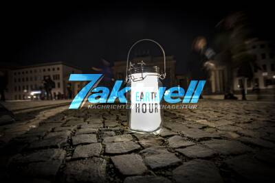 Licht aus für den Klimaschutz: Earth Hour in Berlin am Brandenburger Tor