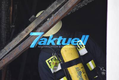 Vollbrand einer KFZ-Werkstatt im Birkenweg , Feuerwehr löscht mit viel Schaum