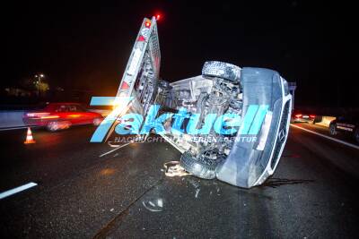 Transporteranhängergespann mit Transporter kippt auf der A8 um - 2 Spuren blockiert