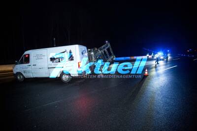 Transporteranhängergespann mit Transporter kippt auf der A8 um - 2 Spuren blockiert