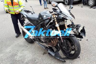 Motorrad prallt beim Überholen gegen einen links abbiegenden Smart - 2 Verletzte