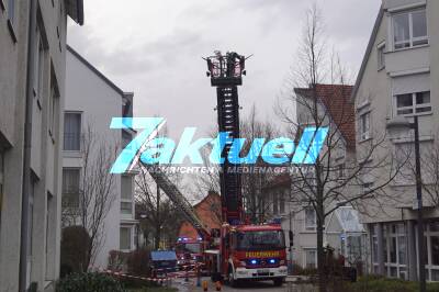 Dachstuhlbrand in Pflegeheim - Brandausbruch vermutlich während Dachdeckerarbeiten - Großeinsatz der Rettungskräfte