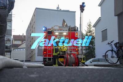 Fahrlässige Brandstiftung: Feuer greift von einer Kunststoffbox auf Gebäudefassade über