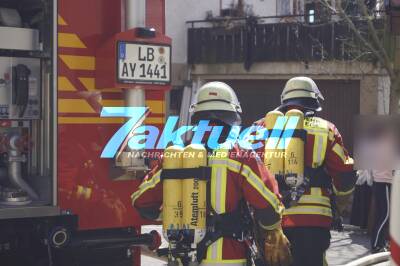 Frau wollte Pommes in einer Pfanne machen: Küchenbrand in Besigheim breitet sich aus - Löscharbeiten dauern über Stunden