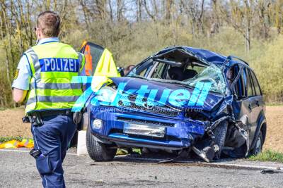 Horror-Crash: Motorradfahrer rast in Geländewagen - PKW überschlägt sich mehrfach - Kradfahrer wird reanimiert - Hubschrauber im Einsatz