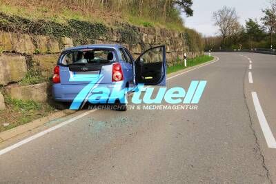 74-Jährige fährt auf Landstraße gegen Steinmauer - Fahrerin eingeklemmt und verletzt