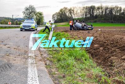 Schwerer Crash auf Landstrasse: Opel überschlägt sich und bleibt im Acker liegen - Fahrer hat viel Glück