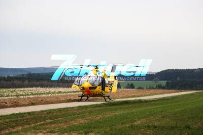 Motorradfahrer stirbt bei schwerem Unfall mit PKW der aus dem Feldweg kam. 3 weitere Personen verletzt