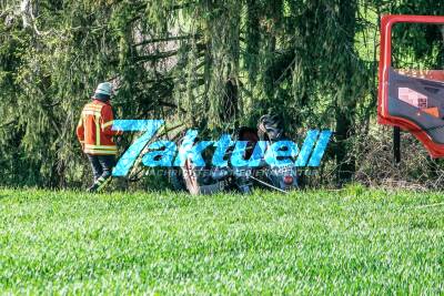 Tödlicher Unfall: Traktor kippt auf Mann - Feuerwehr und Rettungsdienst konnten nicht mehr helfen