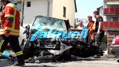 Smart contra LKW in 30er Zone, technische Rettung durch Feuerwehr, Smartfahrer schwer verletzt,